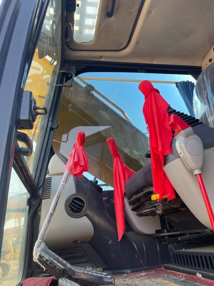 Komatsu PC 210-8 - Lánctalpas kotró: 3 kép. Komatsu PC 210-8 - Lánctalpas kotró: 3 kép.