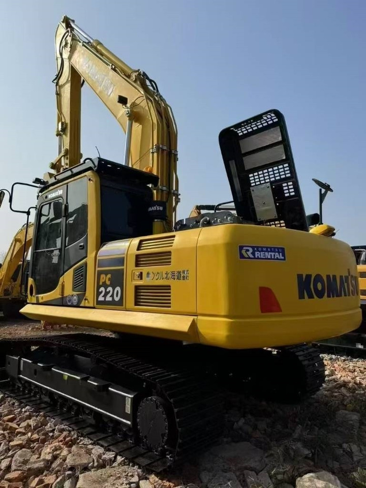 Komatsu PC 220 - Lánctalpas kotró: 5 kép. Komatsu PC 220 - Lánctalpas kotró: 5 kép.