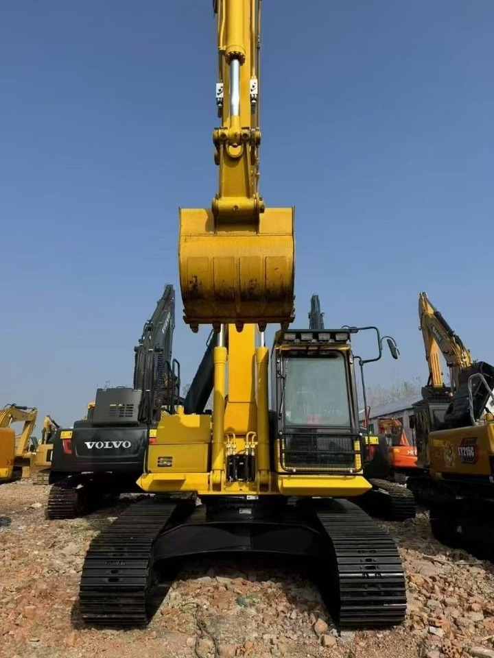 Komatsu PC 220 - Lánctalpas kotró: 3 kép. Komatsu PC 220 - Lánctalpas kotró: 3 kép.