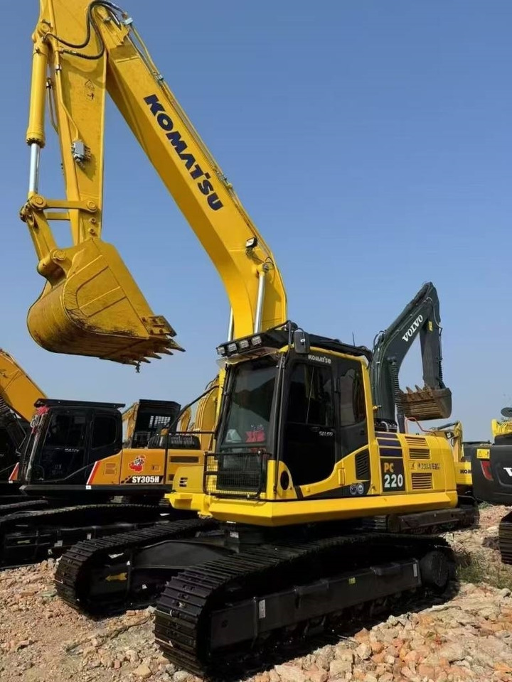 Komatsu PC 220 - Lánctalpas kotró: 1 kép. Komatsu PC 220 - Lánctalpas kotró: 1 kép.
