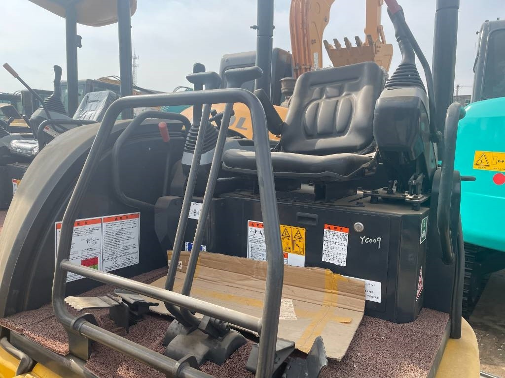 Komatsu PC 30 - Minikotró: 4 kép. Komatsu PC 30 - Minikotró: 4 kép.