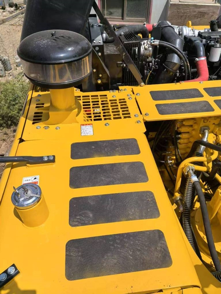 Komatsu PC 300 - Lánctalpas kotró: 4 kép. Komatsu PC 300 - Lánctalpas kotró: 4 kép.