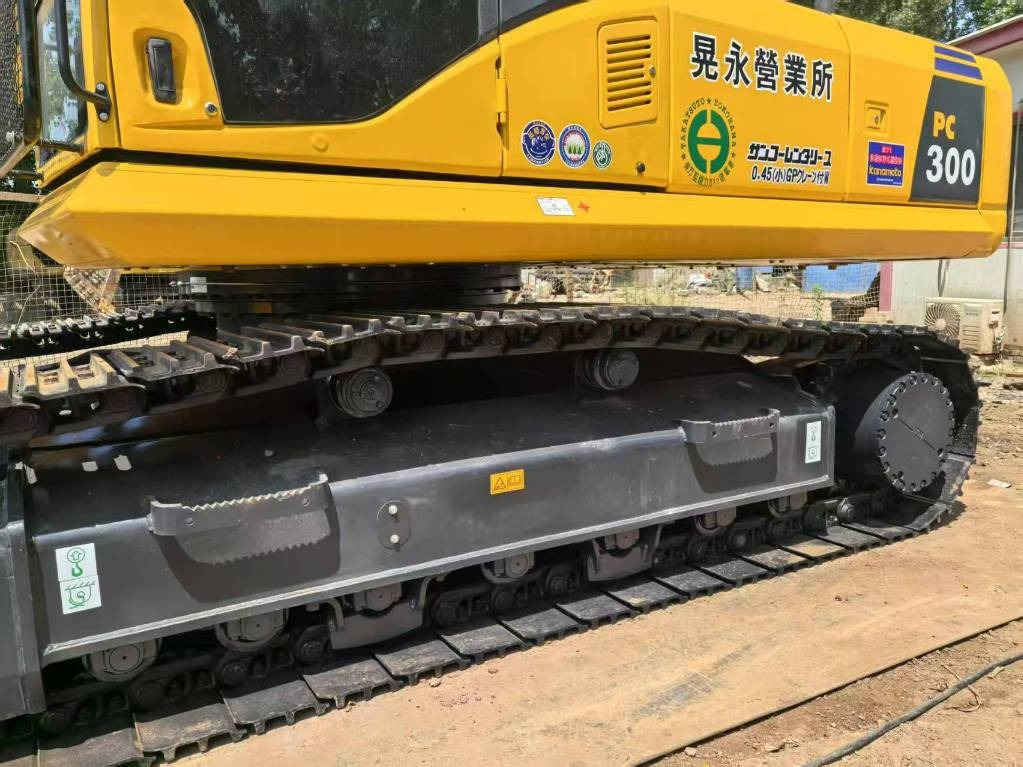 Komatsu PC 300 - Lánctalpas kotró: 1 kép. Komatsu PC 300 - Lánctalpas kotró: 1 kép.