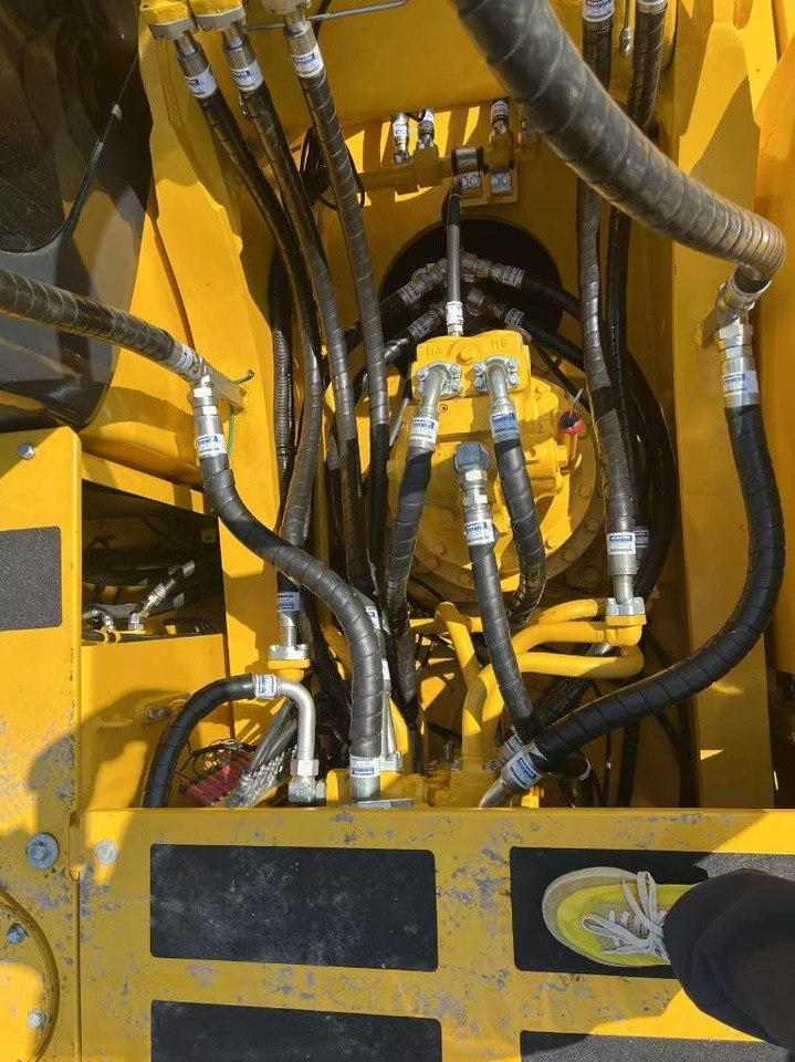 Komatsu PC 300  - Lánctalpas kotró: 5 kép. Komatsu PC 300  - Lánctalpas kotró: 5 kép.