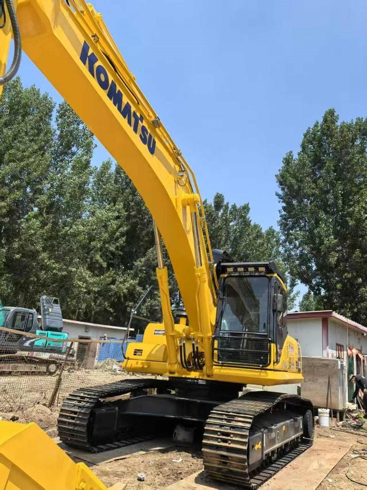 Komatsu PC 300 - Lánctalpas kotró: 5 kép. Komatsu PC 300 - Lánctalpas kotró: 5 kép.