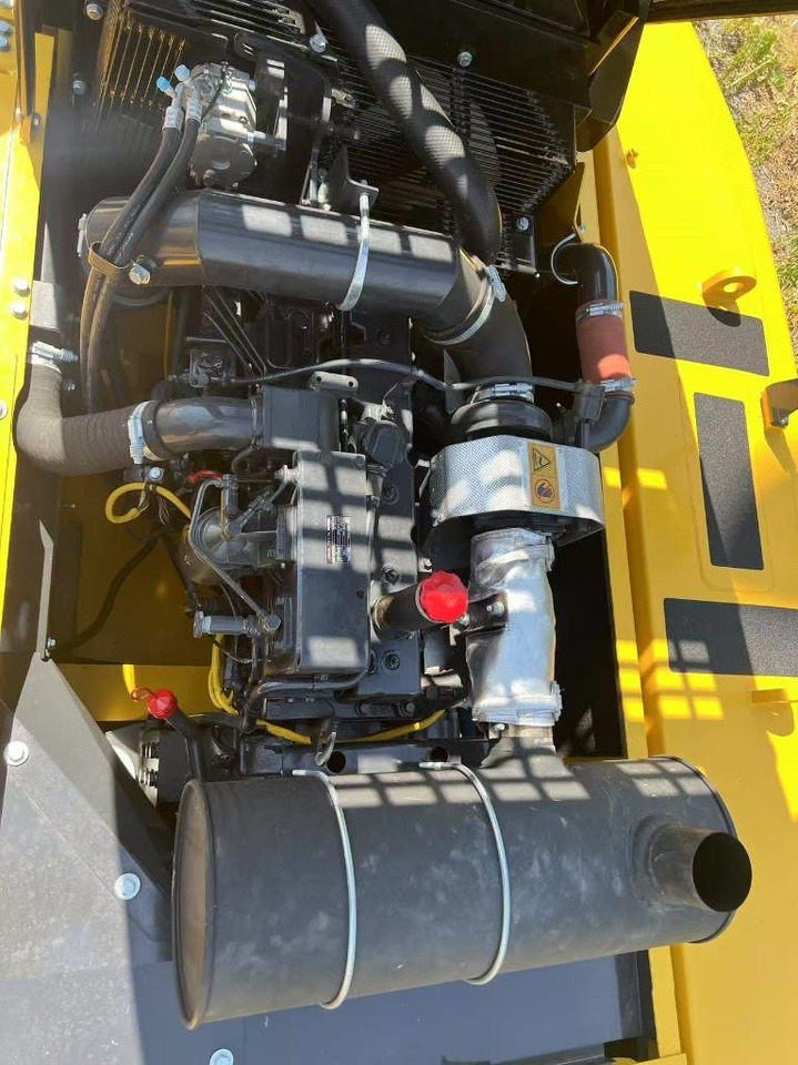 Komatsu PC 300  - Lánctalpas kotró: 3 kép. Komatsu PC 300  - Lánctalpas kotró: 3 kép.