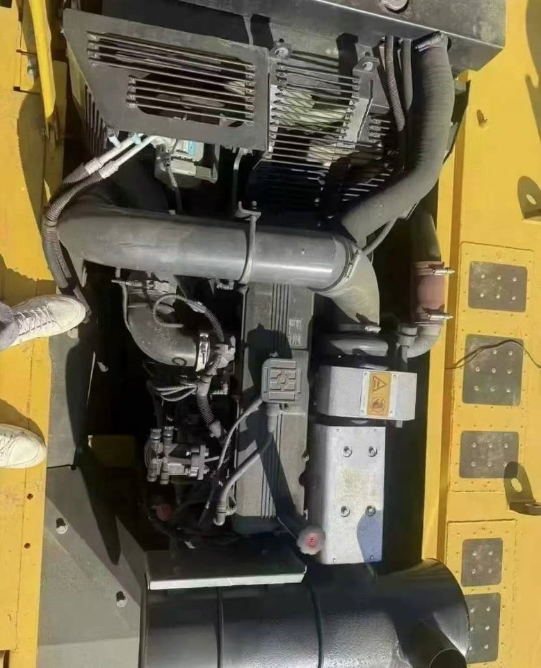 Komatsu PC 350-8 - Lánctalpas kotró: 2 kép. Komatsu PC 350-8 - Lánctalpas kotró: 2 kép.