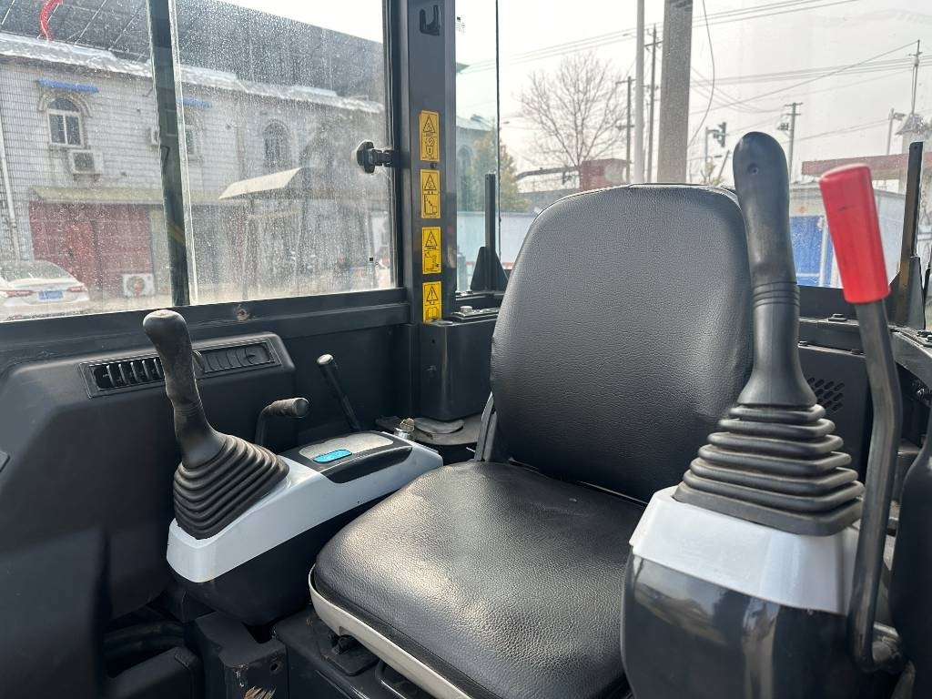 Komatsu PC 40 - Minikotró: 5 kép. Komatsu PC 40 - Minikotró: 5 kép.