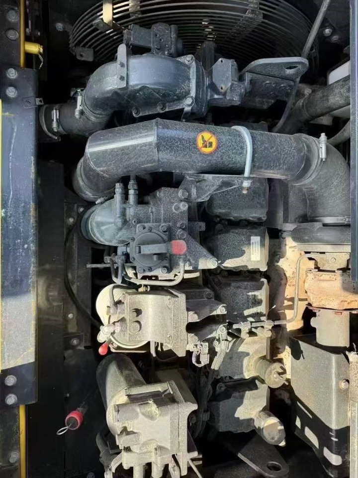 Komatsu PC 400-8 - Lánctalpas kotró: 3 kép. Komatsu PC 400-8 - Lánctalpas kotró: 3 kép.