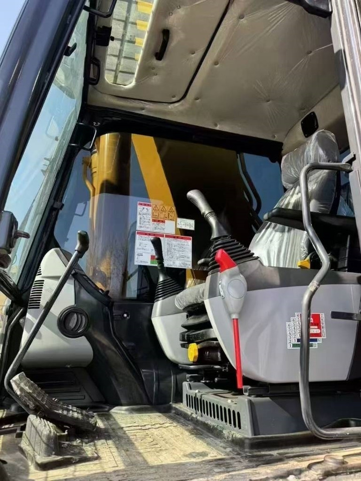 Komatsu PC 400-8 - Lánctalpas kotró: 5 kép. Komatsu PC 400-8 - Lánctalpas kotró: 5 kép.