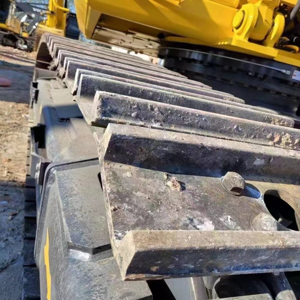 Komatsu PC 450 - Lánctalpas kotró: 4 kép. Komatsu PC 450 - Lánctalpas kotró: 4 kép.
