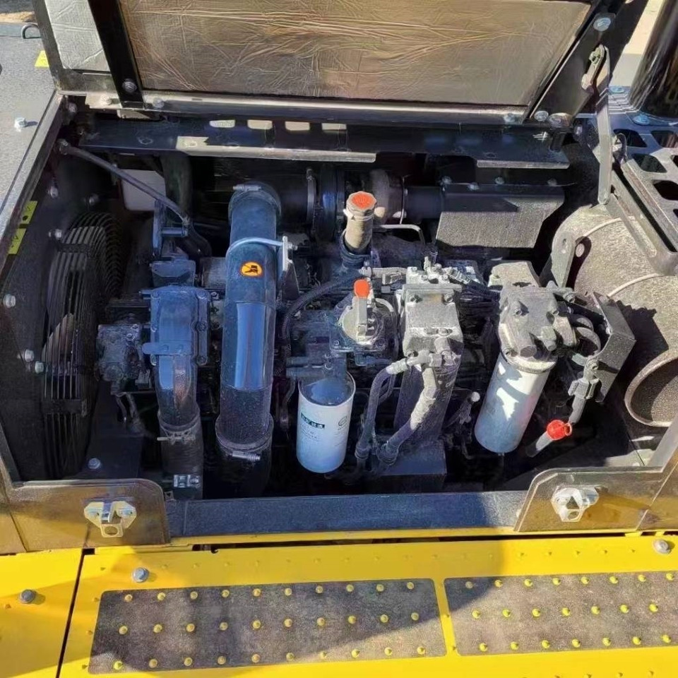 Komatsu PC 450 - Lánctalpas kotró: 4 kép. Komatsu PC 450 - Lánctalpas kotró: 4 kép.