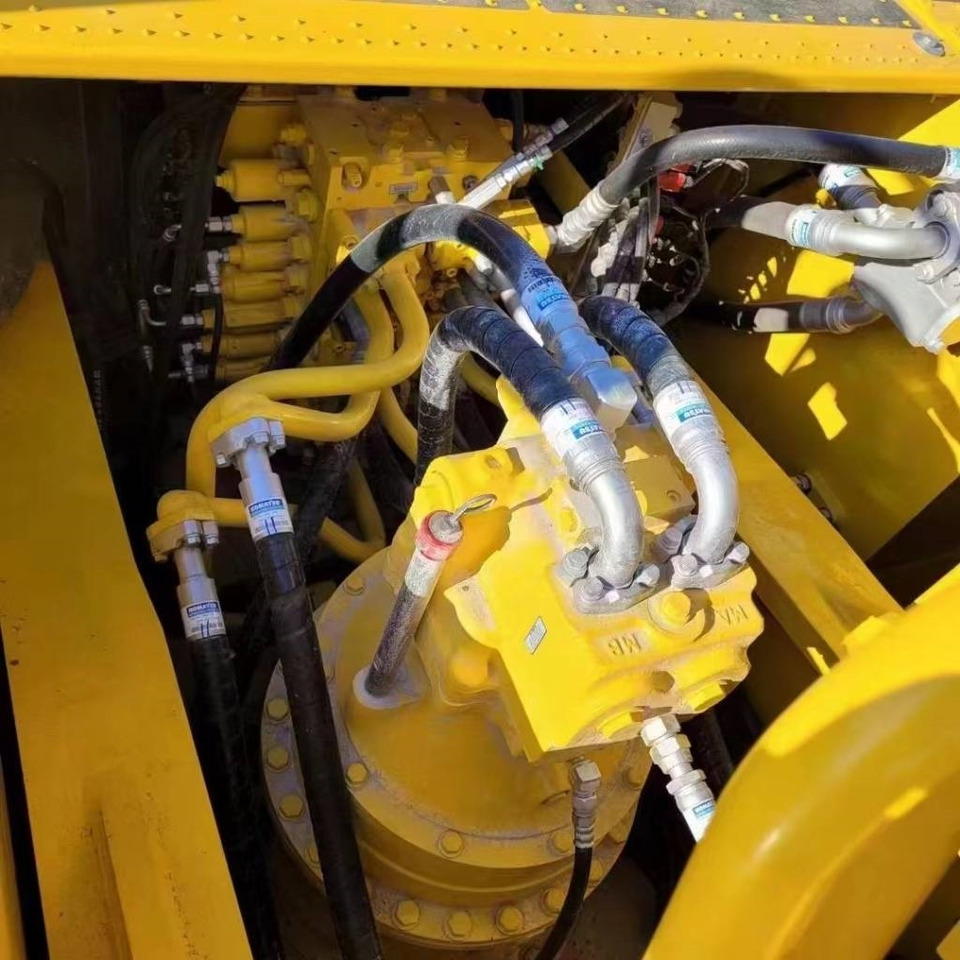 Komatsu PC 450 - Lánctalpas kotró: 5 kép. Komatsu PC 450 - Lánctalpas kotró: 5 kép.