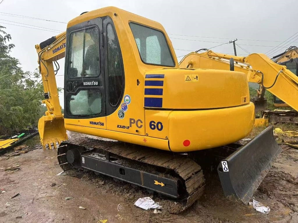 Komatsu PC 60 - Minikotró: 2 kép. Komatsu PC 60 - Minikotró: 2 kép.