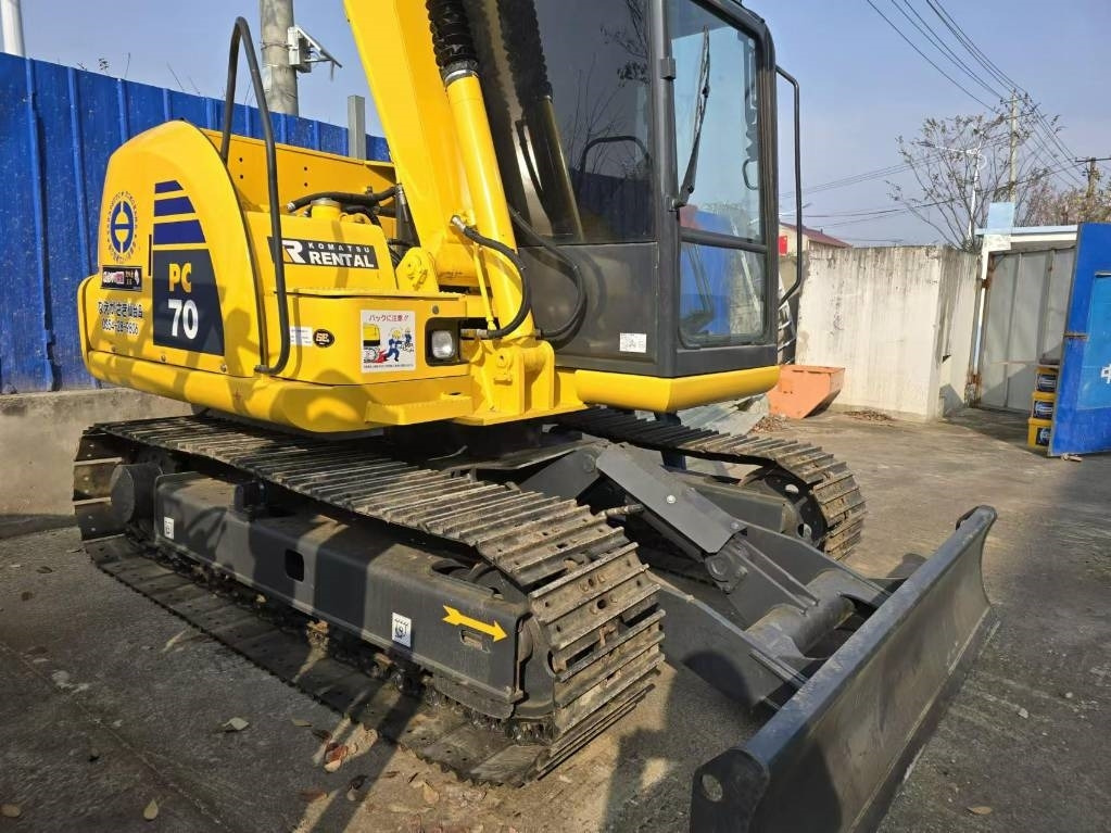Komatsu PC 70 - Minikotró: 2 kép. Komatsu PC 70 - Minikotró: 2 kép.