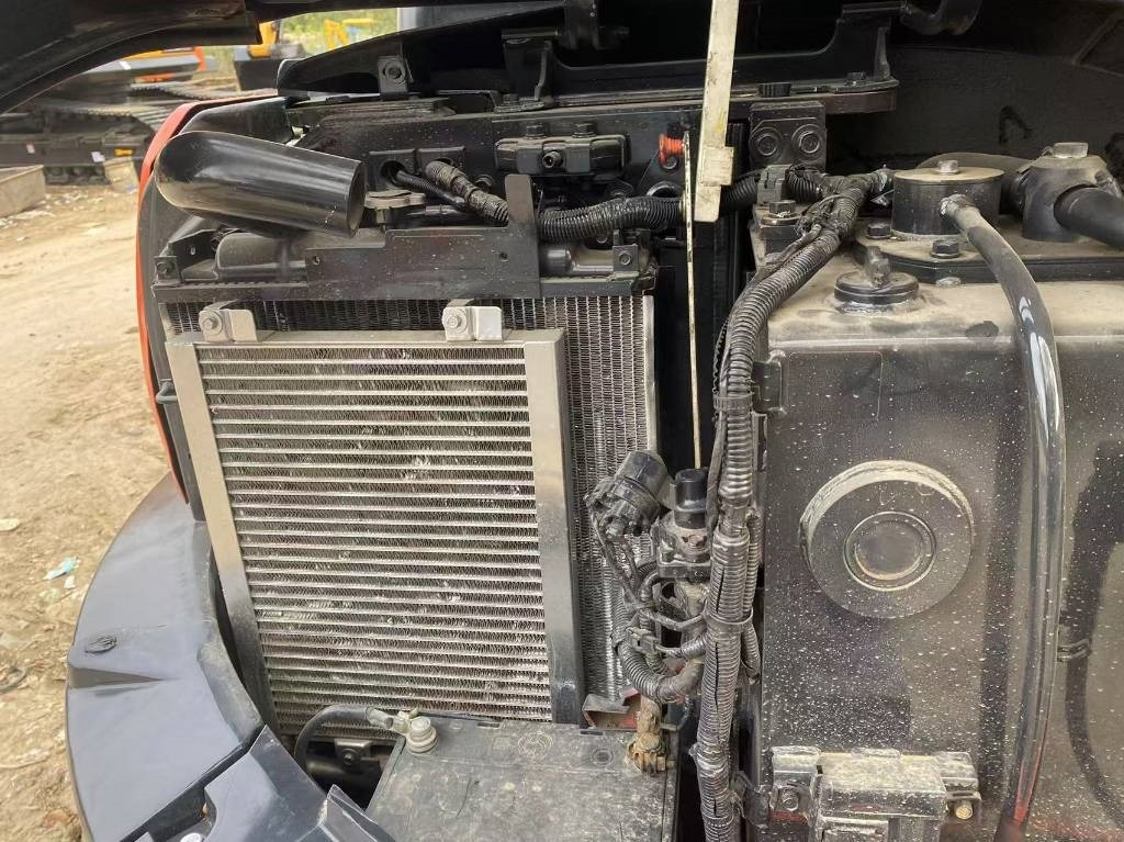 Kubota 155 - Lánctalpas kotró: 2 kép. Kubota 155 - Lánctalpas kotró: 2 kép.