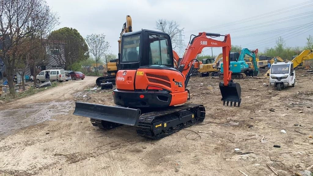 Kubota 155 - Lánctalpas kotró: 5 kép. Kubota 155 - Lánctalpas kotró: 5 kép.