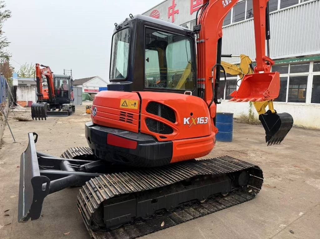 Kubota 163 - Lánctalpas kotró: 4 kép. Kubota 163 - Lánctalpas kotró: 4 kép.