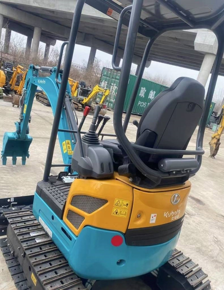 Kubota U 15 - Minikotró: 2 kép. Kubota U 15 - Minikotró: 2 kép.