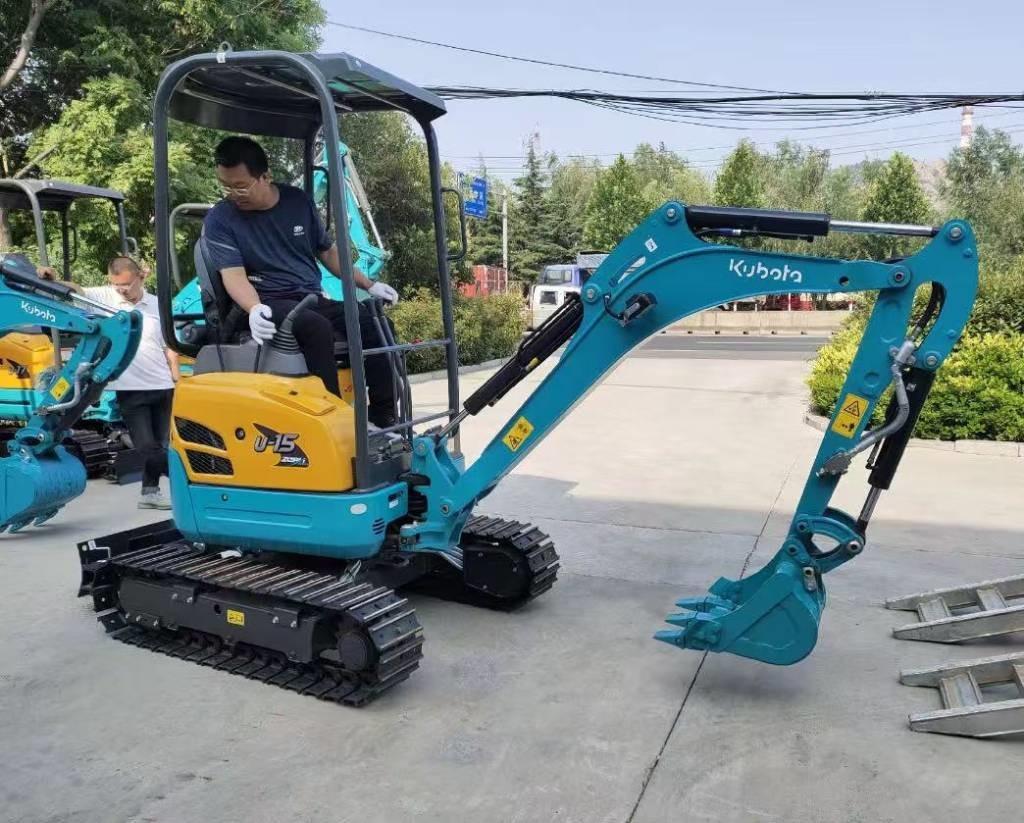 Kubota U 15 - Minikotró: 3 kép. Kubota U 15 - Minikotró: 3 kép.