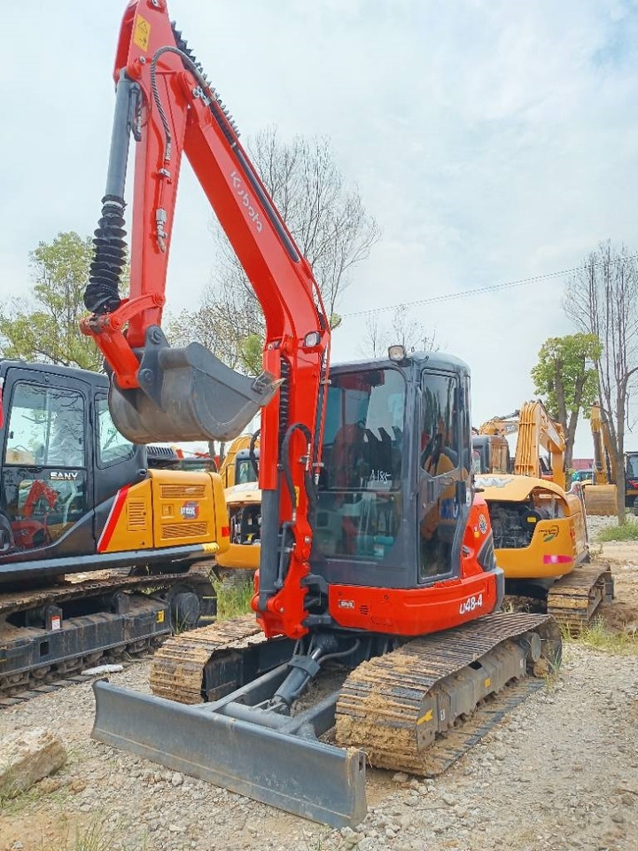 Kubota U 48-4 - Minikotró: 2 kép. Kubota U 48-4 - Minikotró: 2 kép.