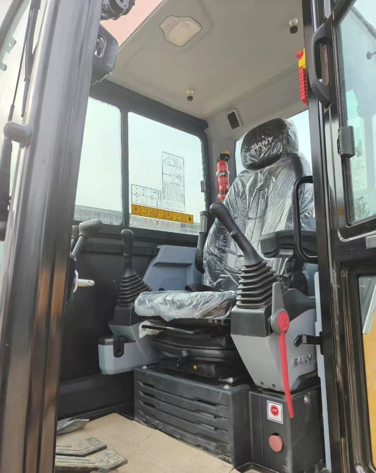 Sany SY 55 - Lánctalpas kotró: 3 kép. Sany SY 55 - Lánctalpas kotró: 3 kép.