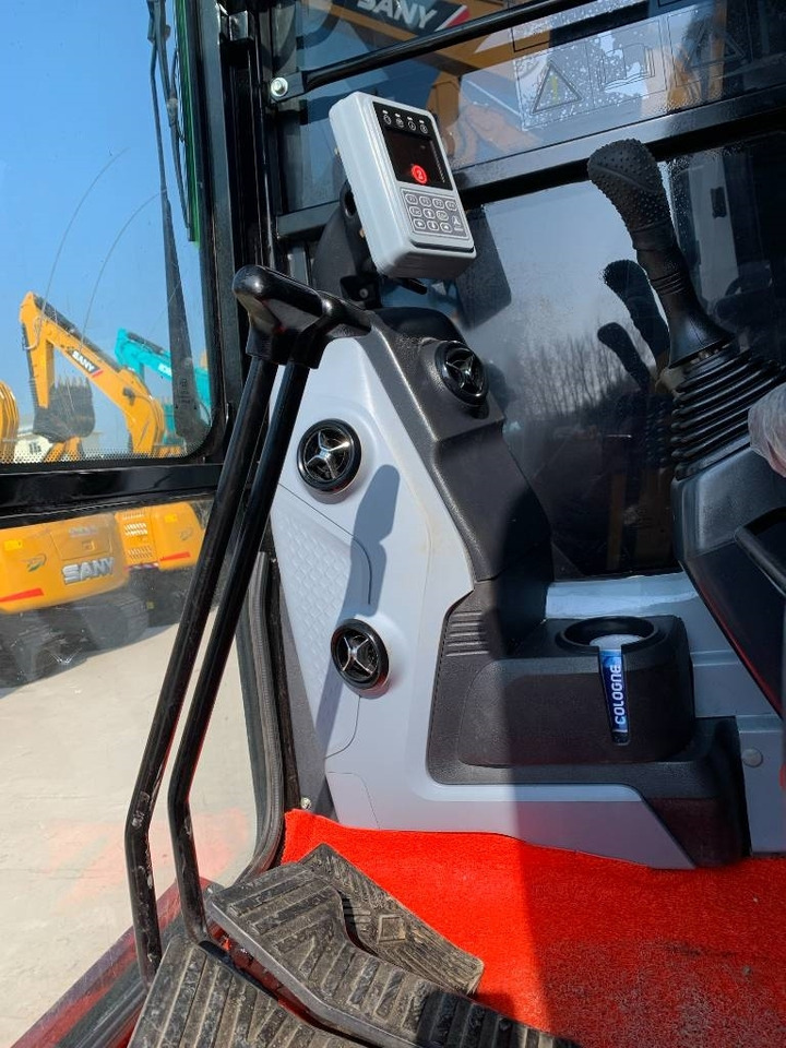 Sany SY 95 C - Lánctalpas kotró: 3 kép. Sany SY 95 C - Lánctalpas kotró: 3 kép.