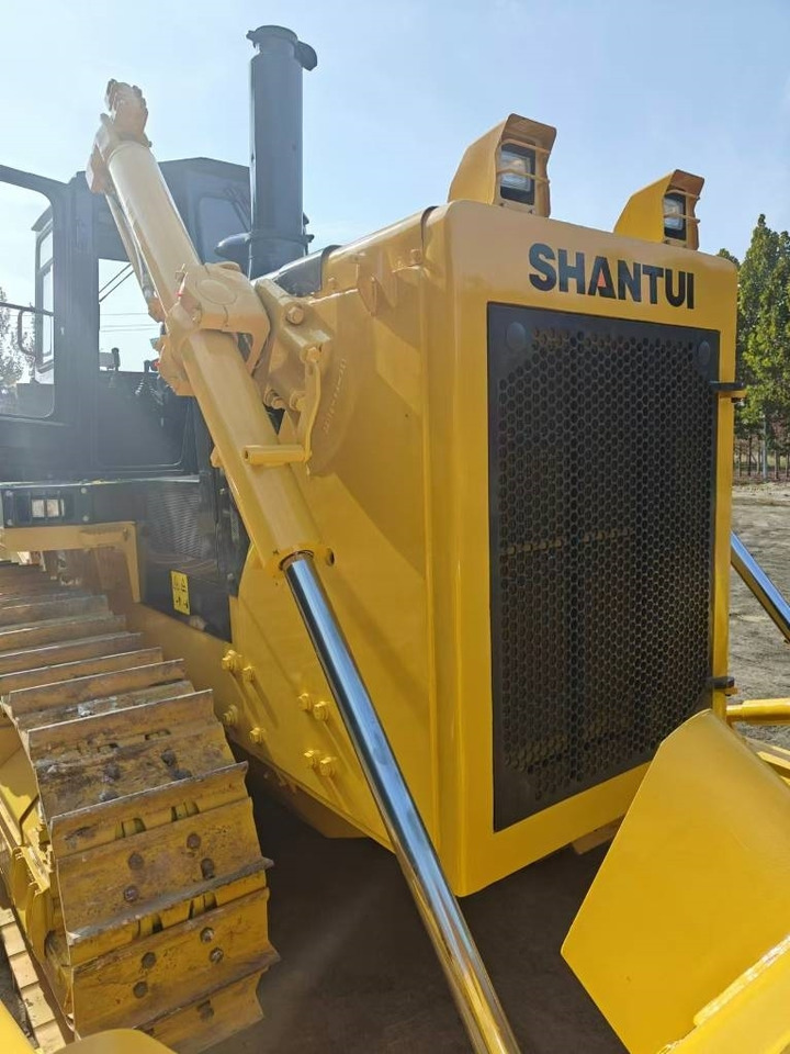 Shantui SD 32 - Buldózer: 2 kép. Shantui SD 32 - Buldózer: 2 kép.