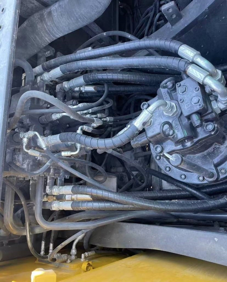 Volvo 240 - Lánctalpas kotró: 2 kép. Volvo 240 - Lánctalpas kotró: 2 kép.