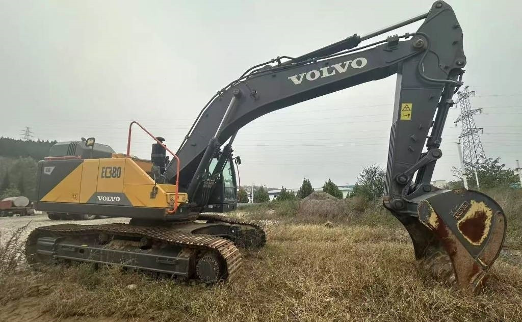 Volvo 380 - Lánctalpas kotró: 1 kép. Volvo 380 - Lánctalpas kotró: 1 kép.