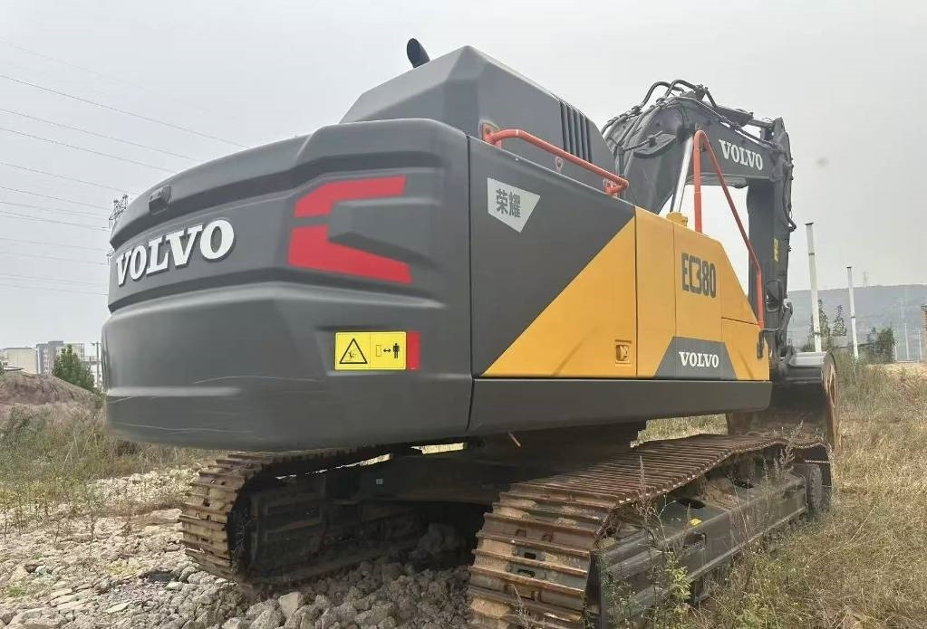 Volvo 380 - Lánctalpas kotró: 2 kép. Volvo 380 - Lánctalpas kotró: 2 kép.