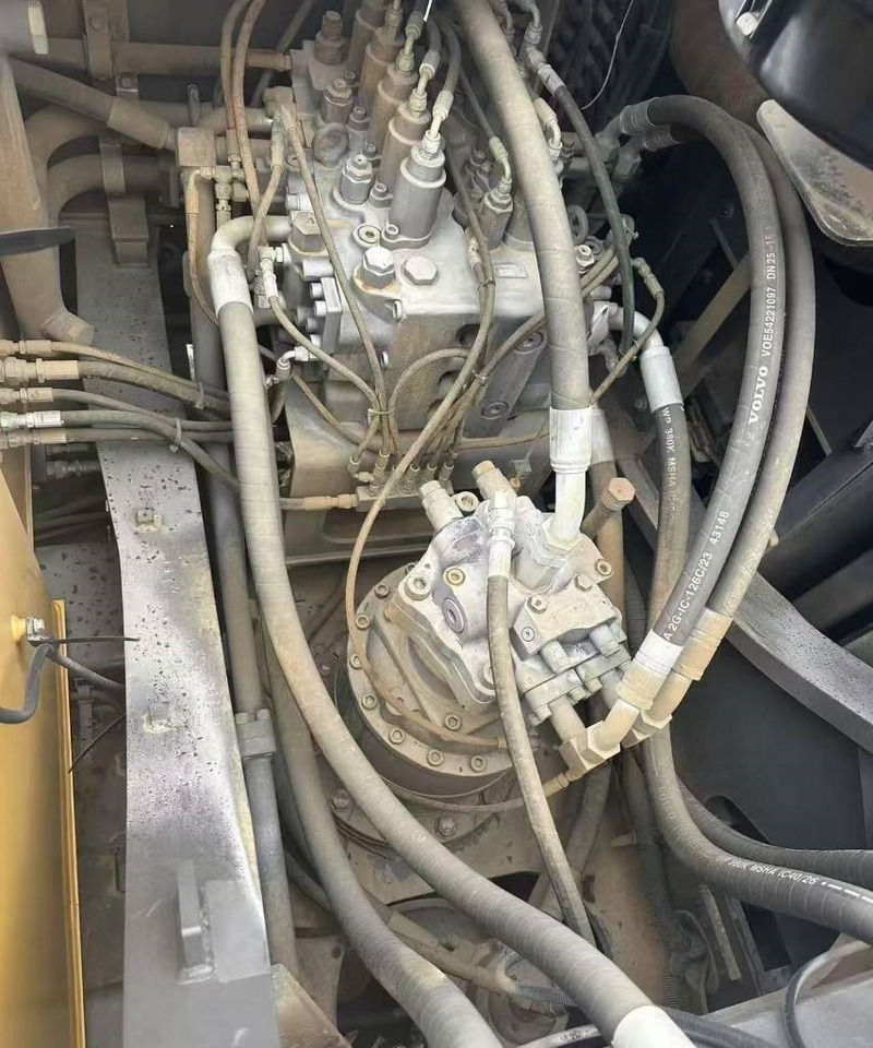 Volvo 380 - Lánctalpas kotró: 3 kép. Volvo 380 - Lánctalpas kotró: 3 kép.