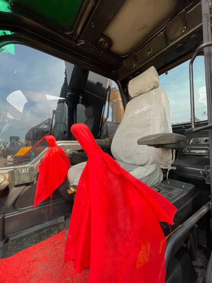 Volvo EC 140 - Lánctalpas kotró: 4 kép. Volvo EC 140 - Lánctalpas kotró: 4 kép.