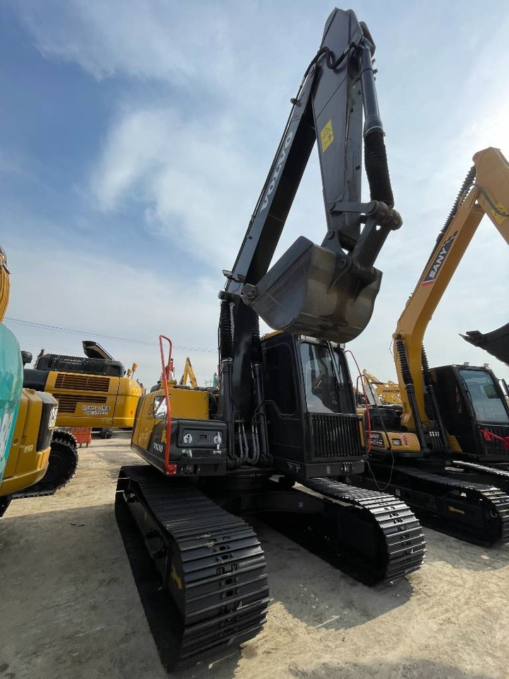 Volvo EC 140 - Lánctalpas kotró: 3 kép. Volvo EC 140 - Lánctalpas kotró: 3 kép.