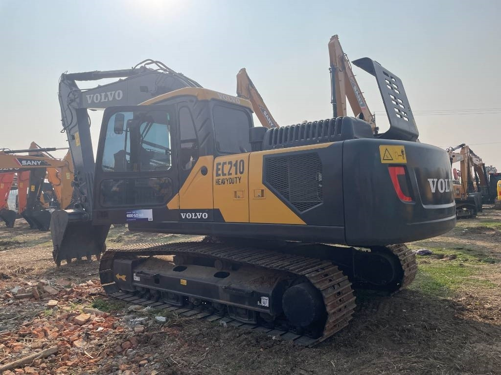 Volvo EC 210 - Lánctalpas kotró: 1 kép. Volvo EC 210 - Lánctalpas kotró: 1 kép.