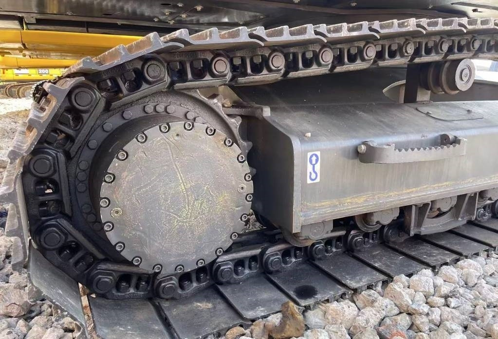 Volvo EC 240 - Lánctalpas kotró: 4 kép. Volvo EC 240 - Lánctalpas kotró: 4 kép.