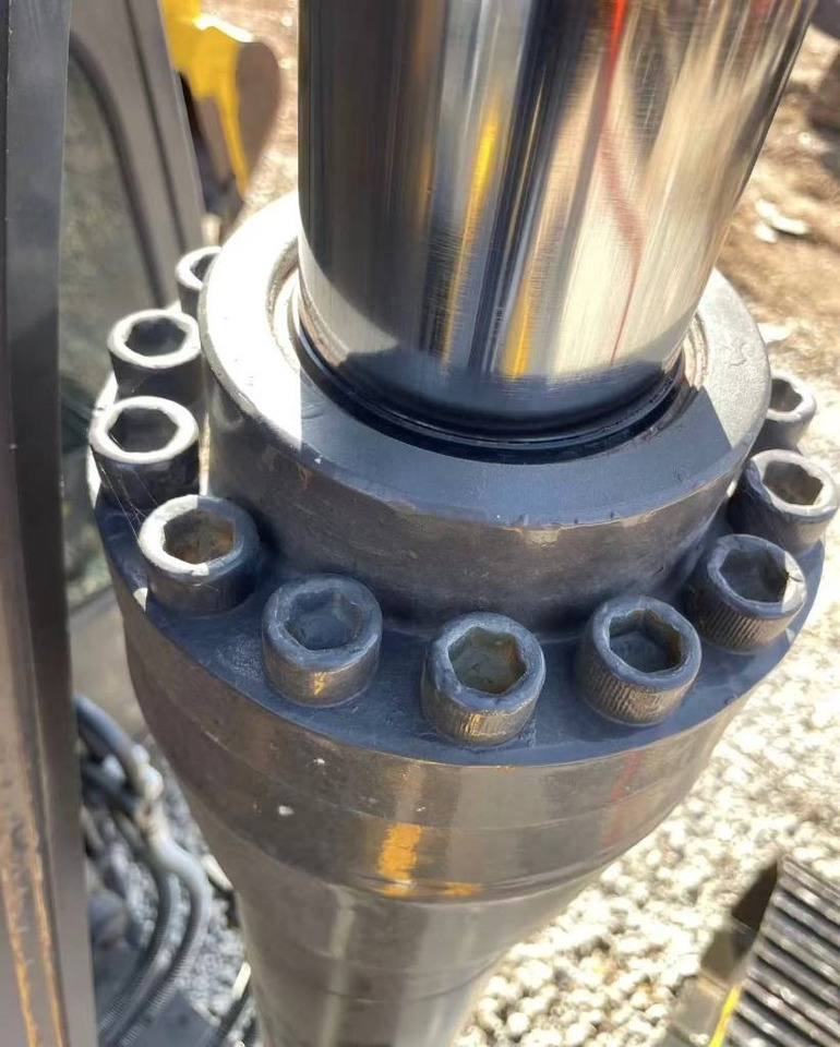 Volvo EC 240 - Lánctalpas kotró: 3 kép. Volvo EC 240 - Lánctalpas kotró: 3 kép.