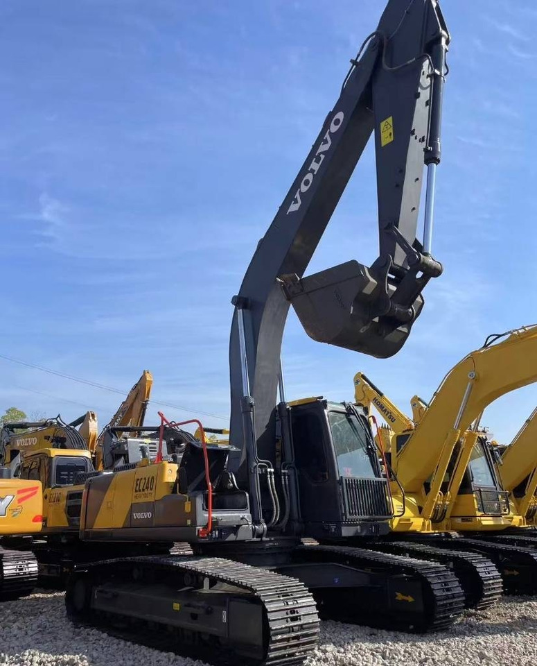 Volvo EC 240 - Lánctalpas kotró: 1 kép. Volvo EC 240 - Lánctalpas kotró: 1 kép.