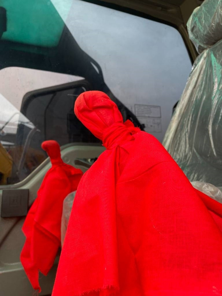 Volvo EC 240 - Lánctalpas kotró: 3 kép. Volvo EC 240 - Lánctalpas kotró: 3 kép.