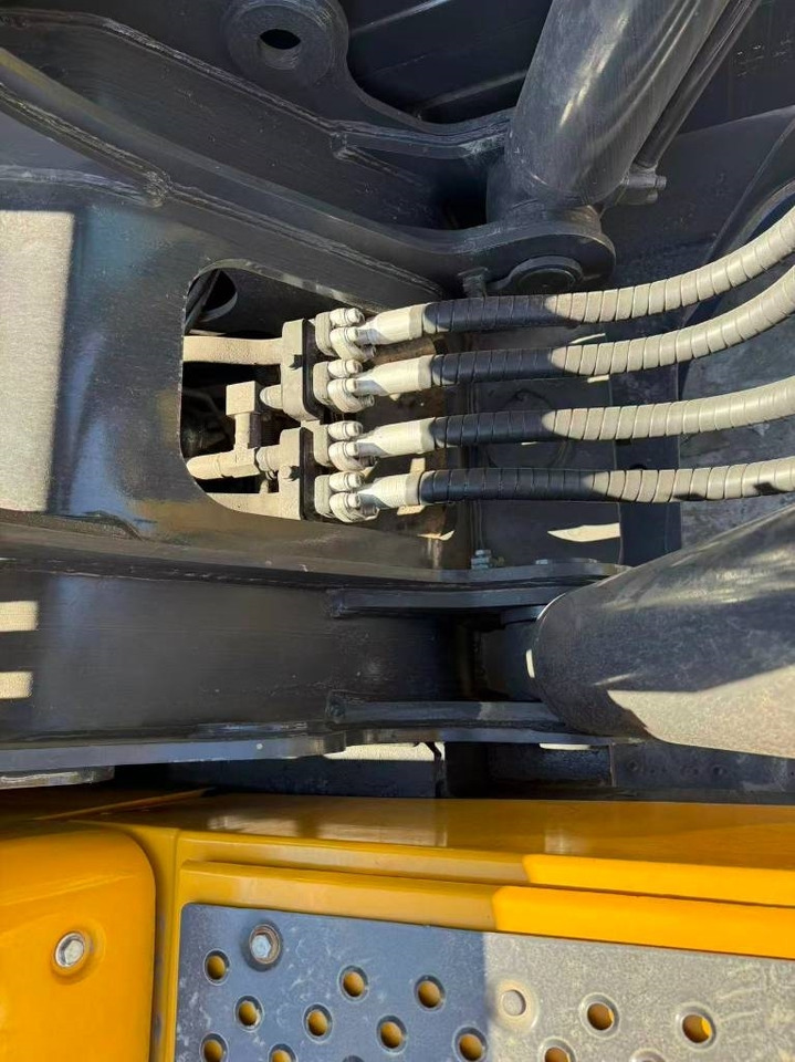 Volvo EC 480 - Lánctalpas kotró: 2 kép. Volvo EC 480 - Lánctalpas kotró: 2 kép.