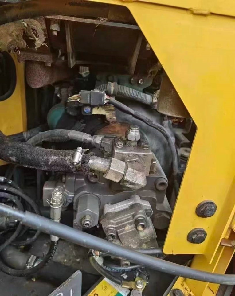 Volvo EC 80 D - Lánctalpas kotró: 3 kép. Volvo EC 80 D - Lánctalpas kotró: 3 kép.