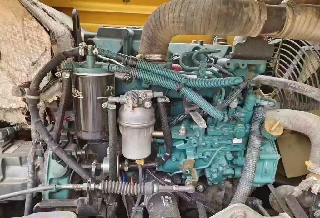 Volvo EC 80 D - Lánctalpas kotró: 2 kép. Volvo EC 80 D - Lánctalpas kotró: 2 kép.