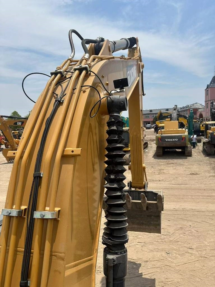 XCMG XE 215 DA - Lánctalpas kotró: 2 kép. XCMG XE 215 DA - Lánctalpas kotró: 2 kép.