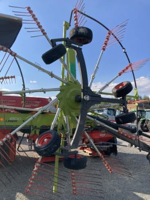 Claas LINER 1800 TWIN - Szénaforgató: 2 kép. Claas LINER 1800 TWIN - Szénaforgató: 2 kép.