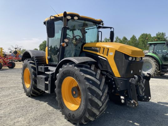JCB FASTRAC 4220 - Traktor: 1 kép. JCB FASTRAC 4220 - Traktor: 1 kép.