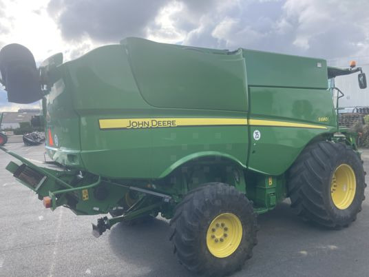 John Deere S680 - Kombájn: 3 kép. John Deere S680 - Kombájn: 3 kép.