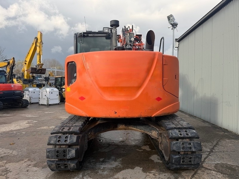 Hitachi ZX 135 US 5-B - Lánctalpas kotró: 3 kép. Hitachi ZX 135 US 5-B - Lánctalpas kotró: 3 kép.