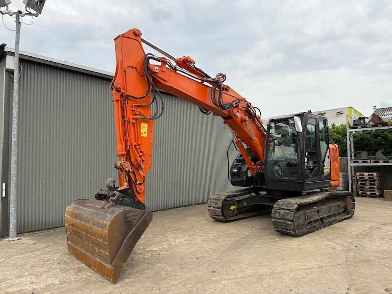 Hitachi ZX 135 US-6 - Lánctalpas kotró: 5 kép. Hitachi ZX 135 US-6 - Lánctalpas kotró: 5 kép.