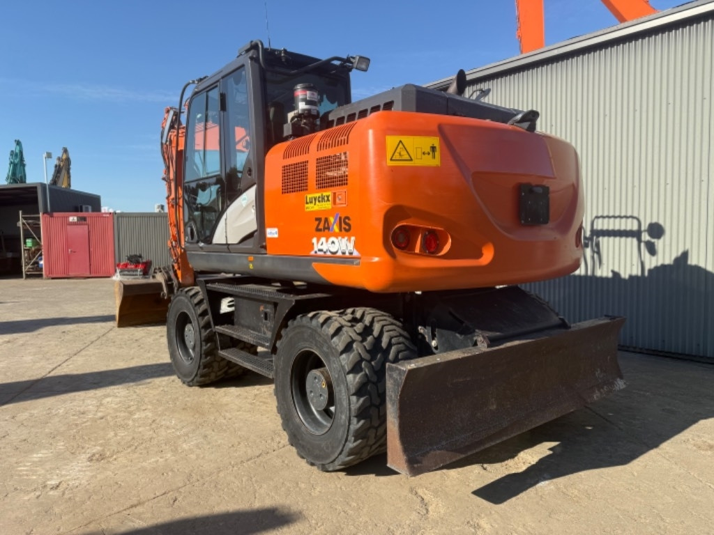 Hitachi ZX 140 WT-6 - Gumikerekes kotró: 2 kép. Hitachi ZX 140 WT-6 - Gumikerekes kotró: 2 kép.