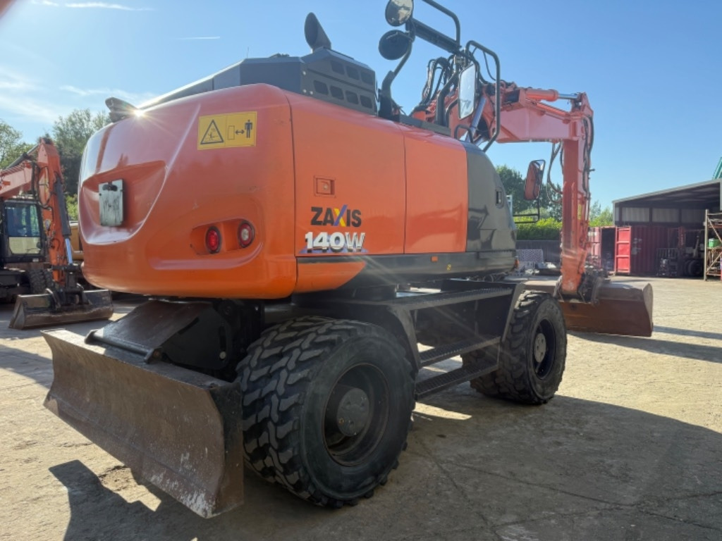 Hitachi ZX 140 WT-6 - Gumikerekes kotró: 4 kép. Hitachi ZX 140 WT-6 - Gumikerekes kotró: 4 kép.